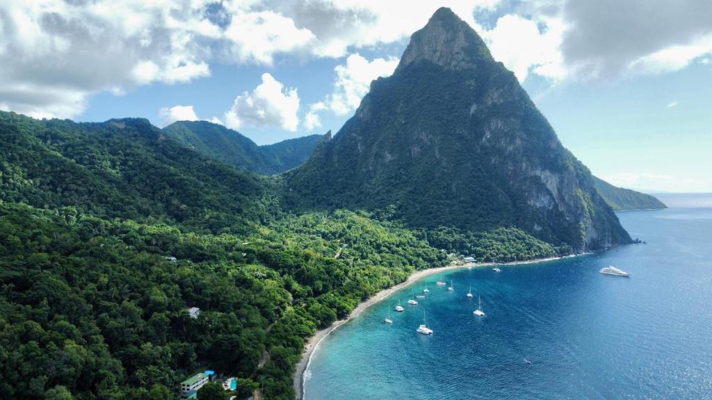 Authentic St, Lucian Experience at Prestigious 2-bed Villa - Colibri Cottage villa, Soufriere