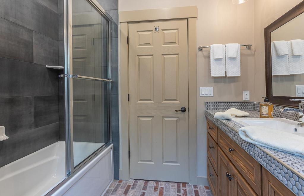 Uncle Chris' Cabin, Island Park