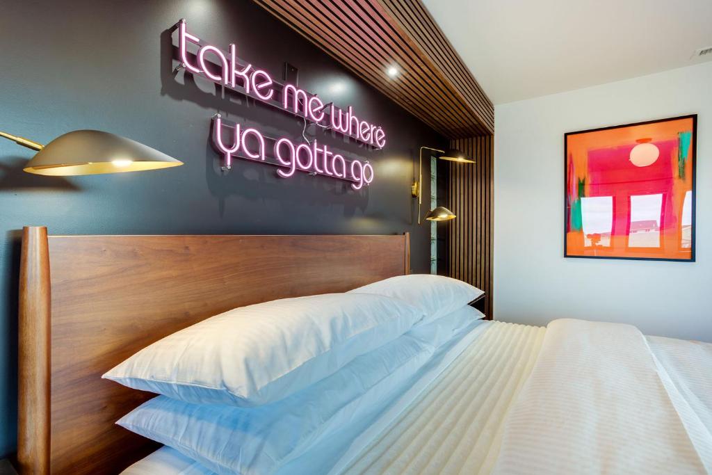 The Berry at The Louie Boutique Motel, Walk to Everything! Dog Friendly!, Newport