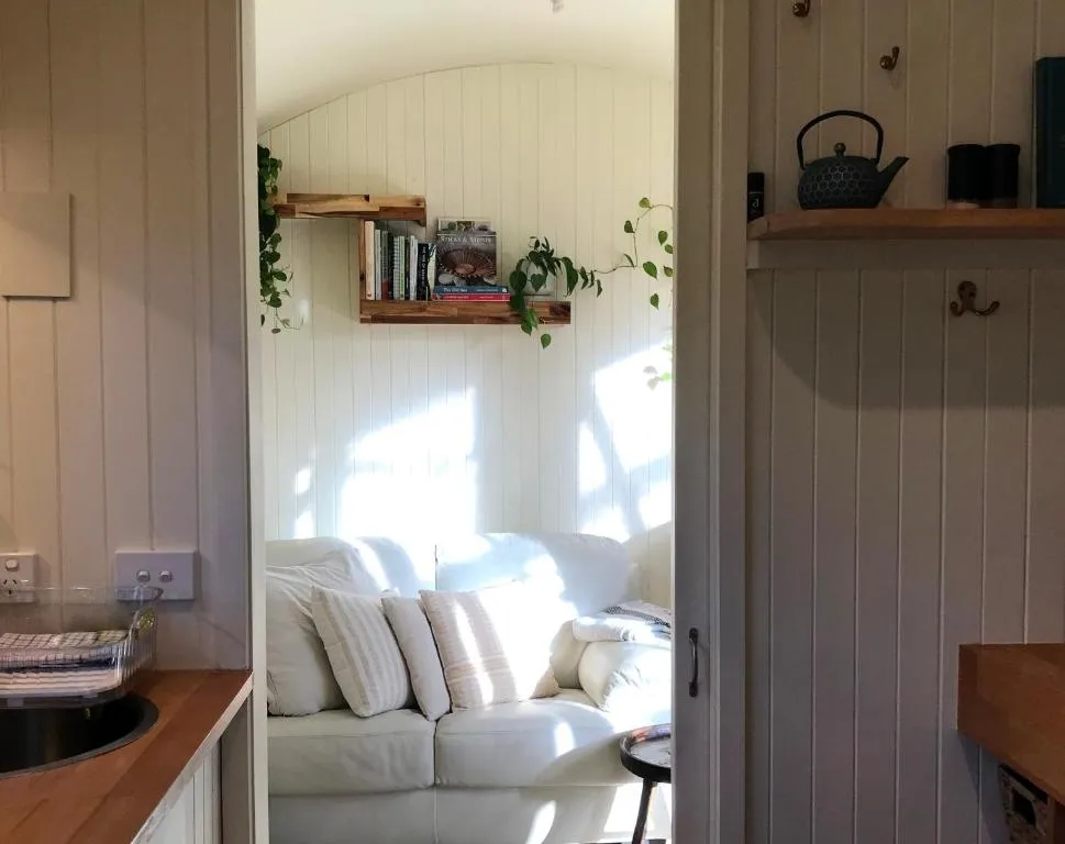 Holly Tree Hut at the little garden farm，位于South Bruny的酒店