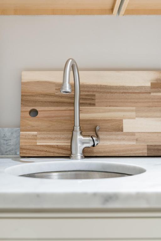 Explore Sights of Washington from Spacious Crib