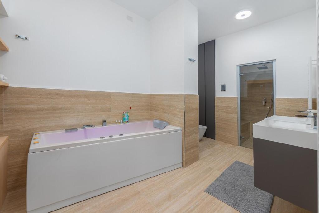 Luxury Apartment with Private Spa-Free Parking - 2