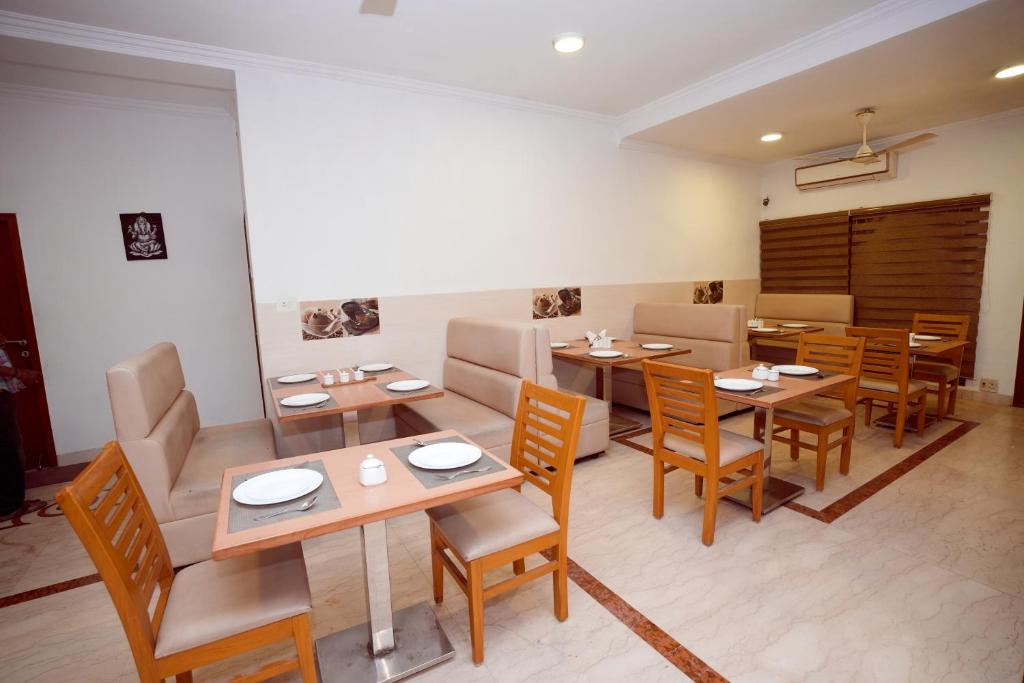 Restaurant, Hotel Avenue 11 in Chennai