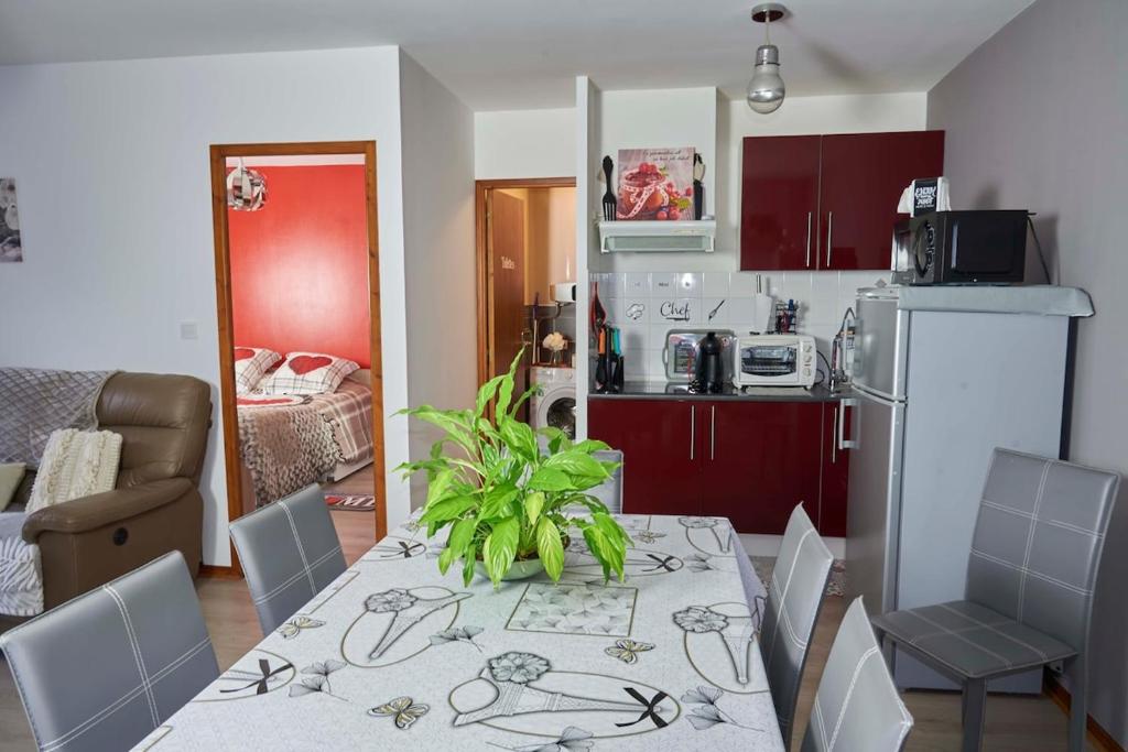 Appartement au pied des remparts avec place de parking - 2