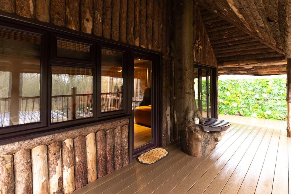 Tree House - Luxury Riverside Escape!, Bedford