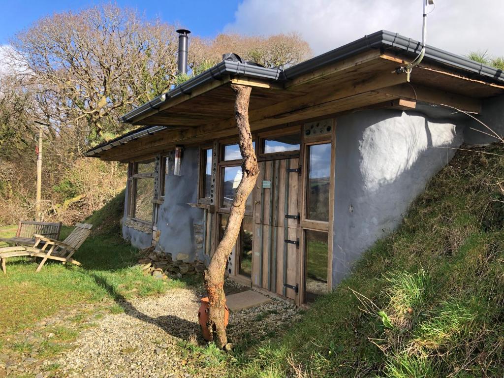 Rabbits 1or 2 bedroom hobbit style hillset earthen dartmoor eco home, South Brent