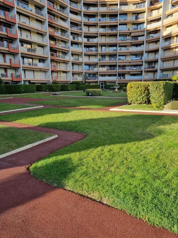 Joli appartement en résidence avec piscine et gardien - 3