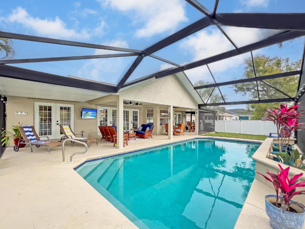 Ruby's Retreat, southwest facing, heated pool, private backyard, Cape Coral