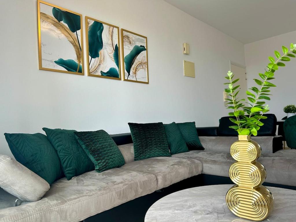 Emerald Sea View Suite, Pafos