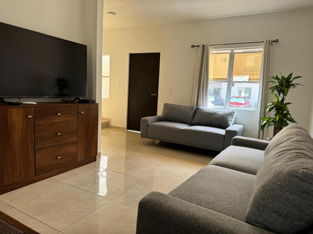Casa con Alberca y Seguridad Garantizada - 3