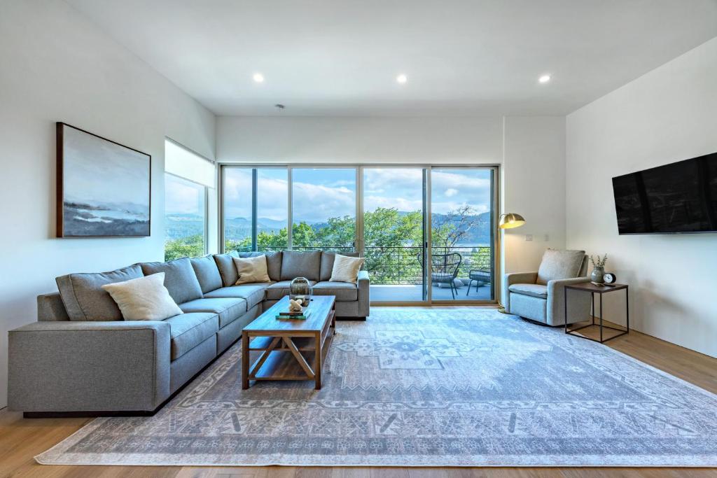 Sherman Retreat, Hood River