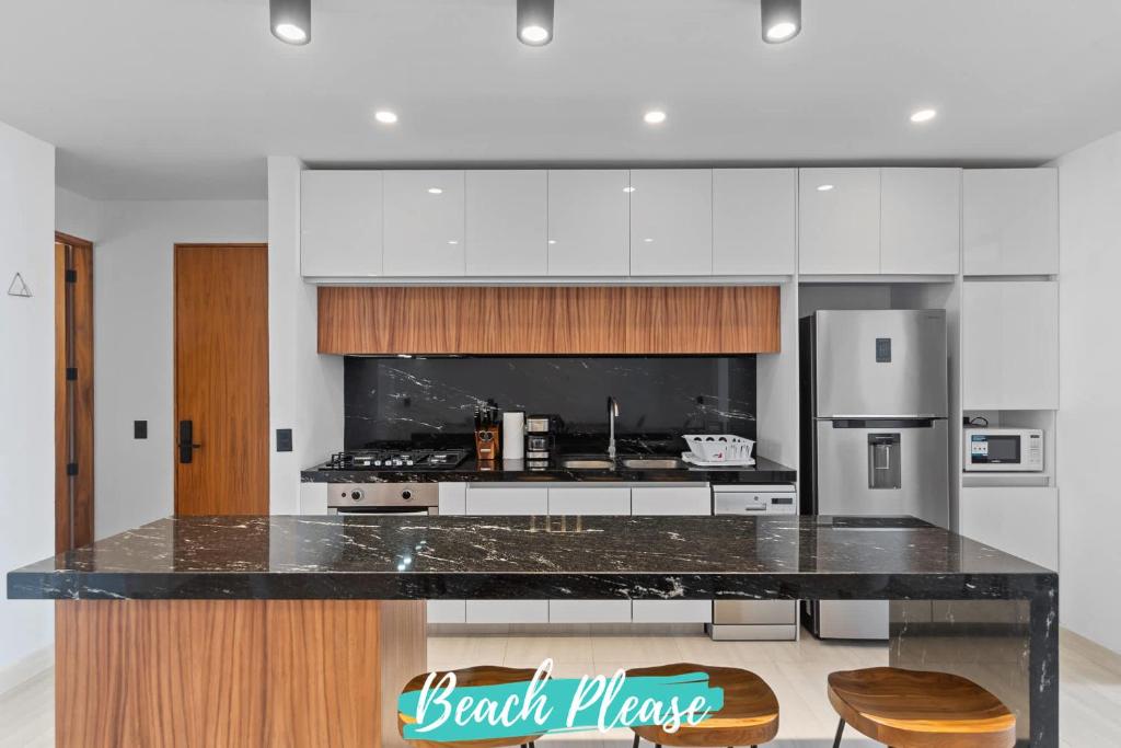 Avelar Condos - 1 Block to Beach with Rooftop Pool - 2