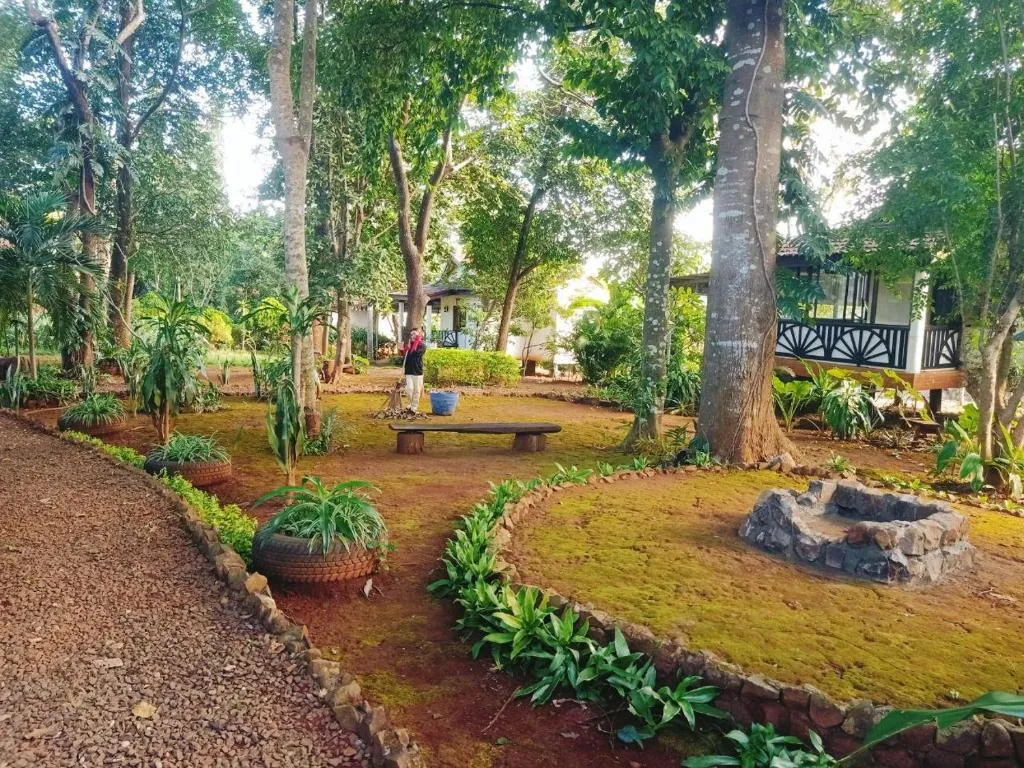 VANESSA'S GARDEN Restaurant & Bungalow，位于Phumĭ Anlóng Svay的酒店