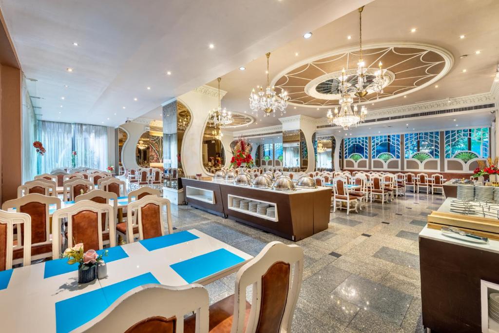 Restaurant, Royal Benja Hotel in Bangkok