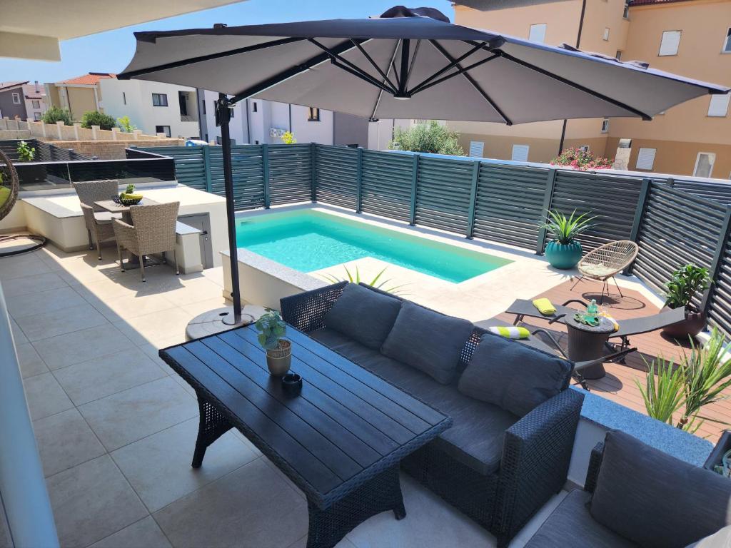 Apartments CALMA with Private Pool - Suitable for Groups of People, Novalja