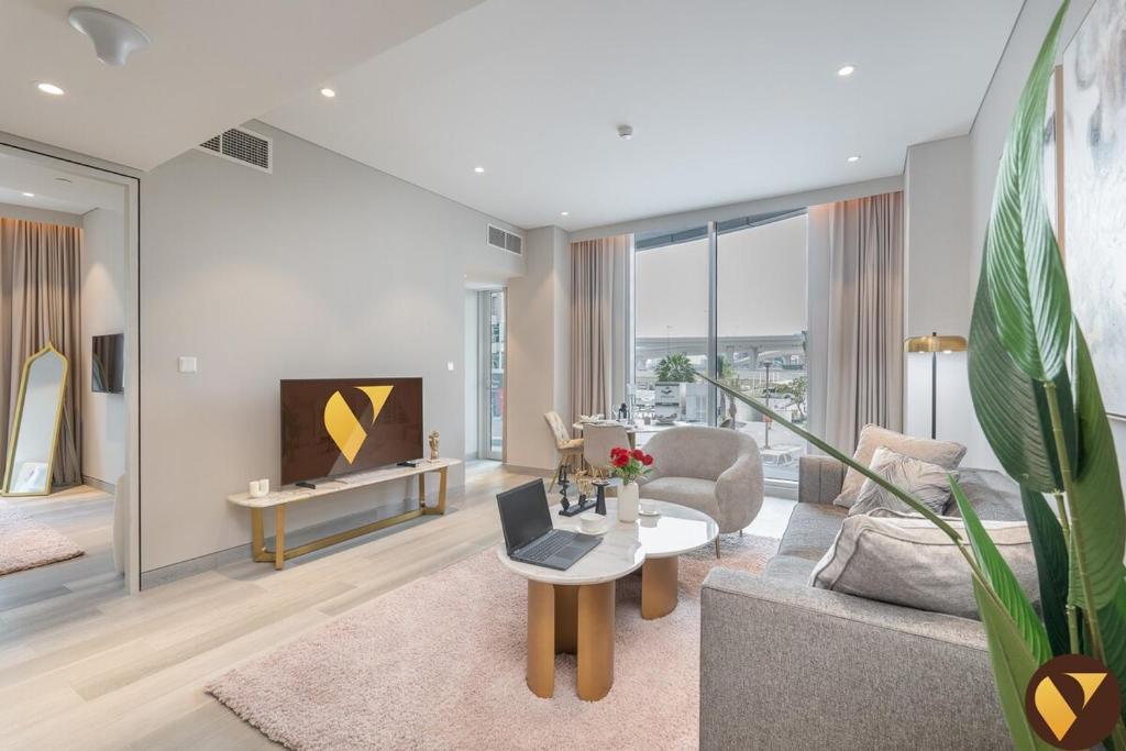 Vogue Condor Star Dubai Marina - Fully Renovated, Brand-New One Bedroom Apartment with Balcony and Infinity Pool Access, Dubaï