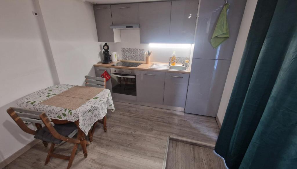 Studio Cerf, quartier marais, terrasse rez de chaussé, jardin accessible, matelas confortable - 2