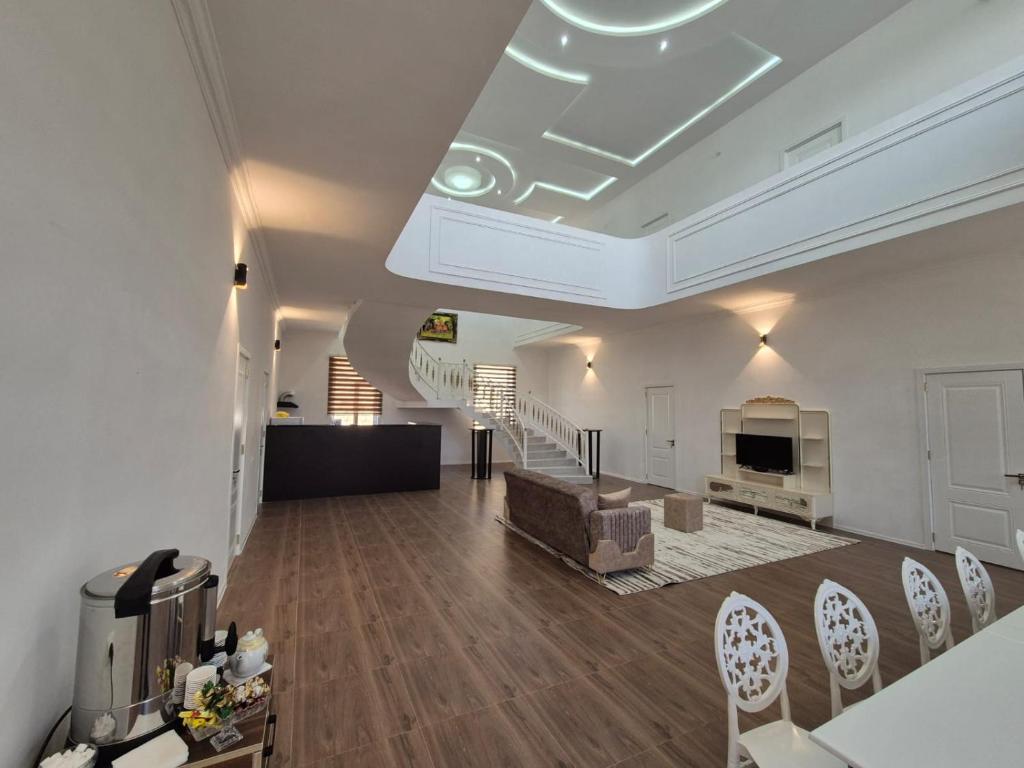 Uyut Hostel, Gajandža