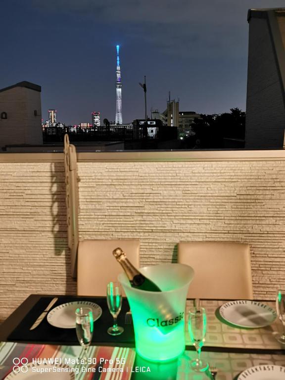 SkyTreeStayHotel2鐘ヶ淵駅から徒歩4分天井からskytreeが見えます