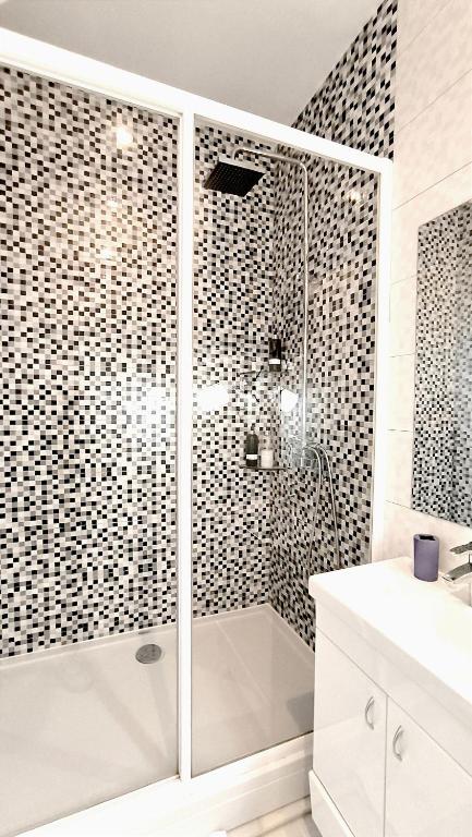 12 Beds 4 Baths 2 Renovated Apts 2nd & 3rd Flr - 3