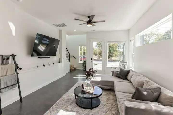 Bright & Airy 3BR - Perfect Location and Balcony, Austin