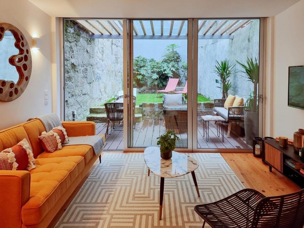 Gorgeous studio with great private terrace and AC, Porto