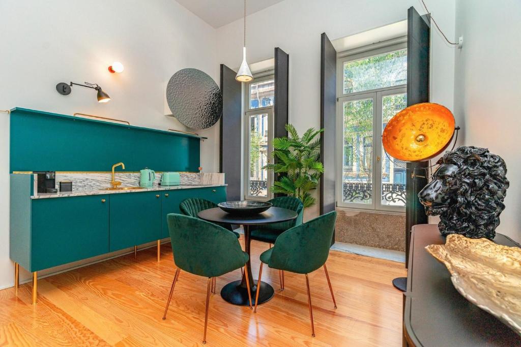 Fancy apt in iconic street full of historic houses, Porto