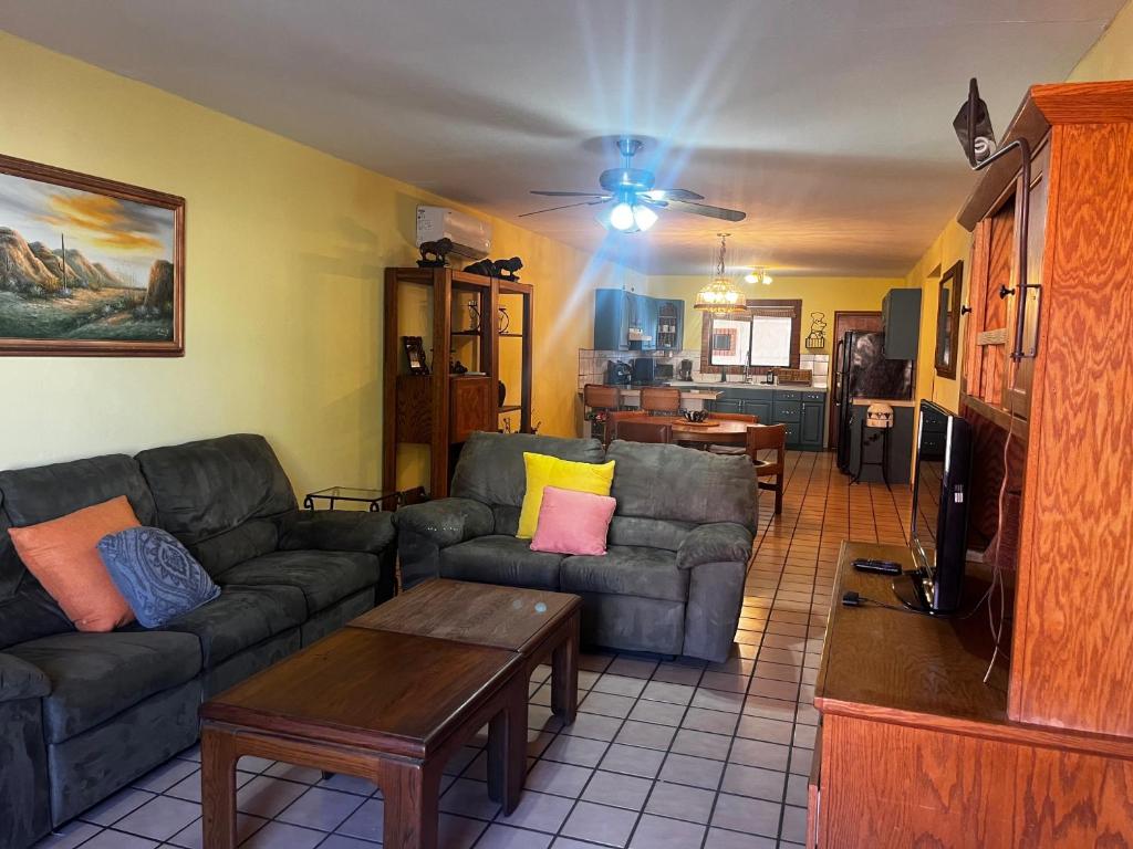 Casa de al lado - 2 bedroom house w/ bonus bunkhouse! - 5