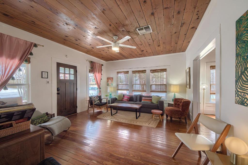 DT 332 Havana Haus, New Braunfels