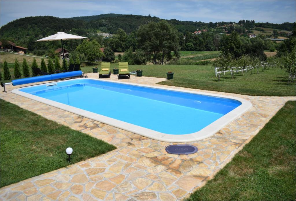 Pansion Savinac의 넓은 테라스나 전용 수영장 전경