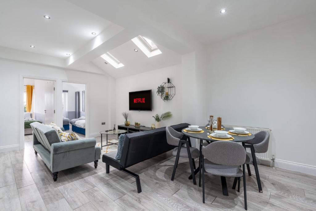 Spacious & Comfortable 3-Bedroom Retreat in NW10, Лондон