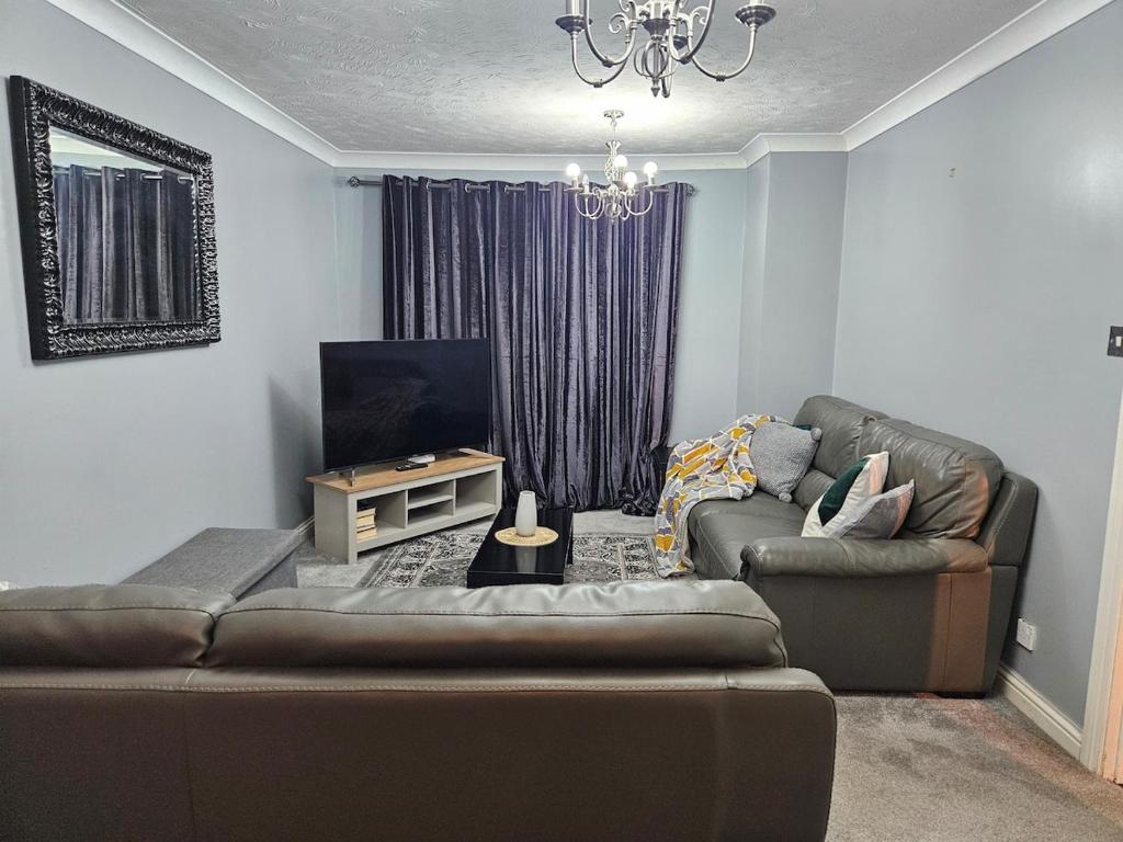 Binley Home with Parking - Ideal for Contractors, Families and Groups, location next to Shopping Park, Coventry