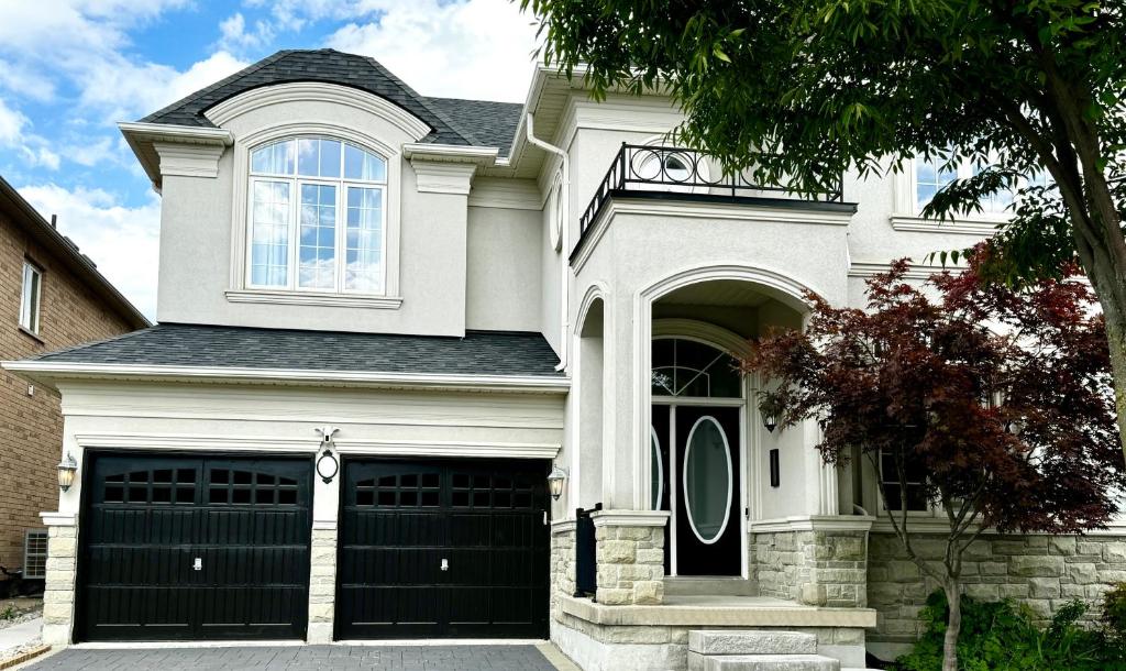 Connected Comfort - 7BR Family Retreat - Near Pearson Airport & Toronto Downtown, Brampton