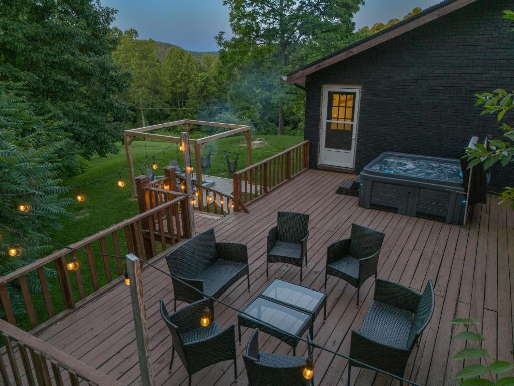 Huckleberry Arch, Rogers