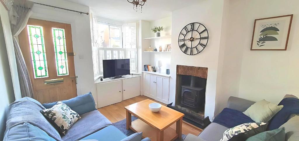 Meadvale - Lovely 3 Bed Victorian House, Reigate