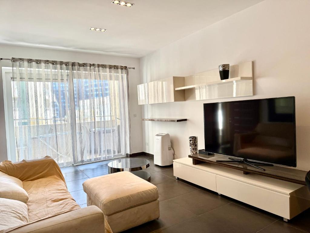 Sliema 1BDR Apartment with Pool Access and off Seafront, Sliema