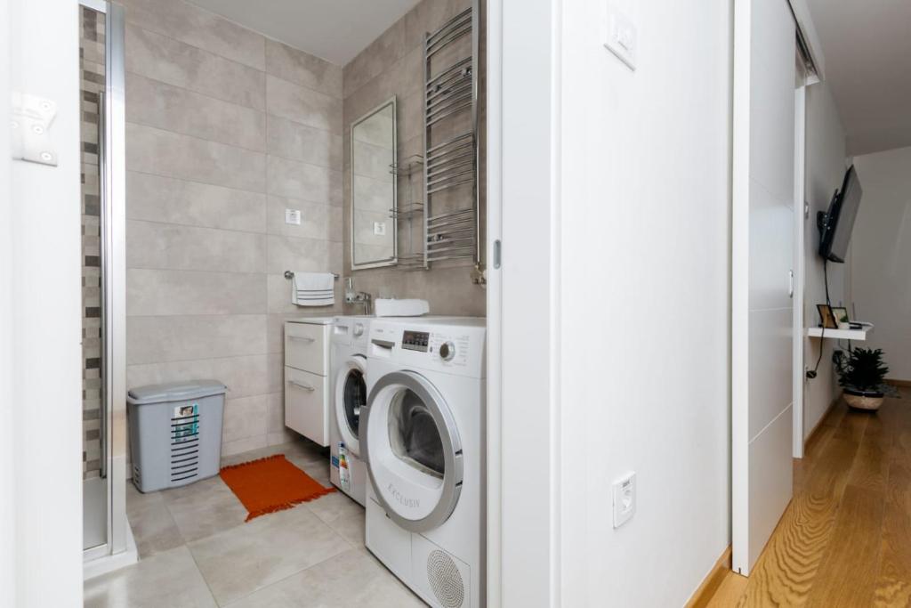 Konstantin Lux 2 - 2