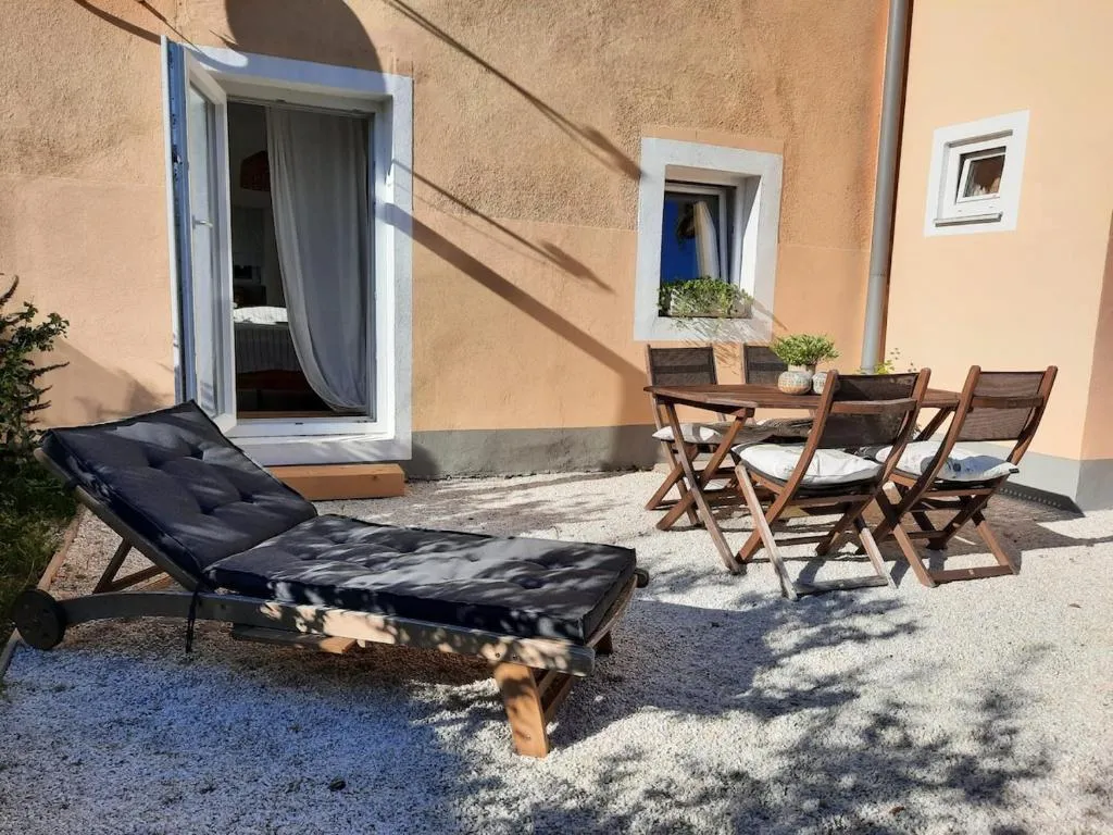Cozy Apartment In Old Pfarrhaus, hotel in Zweikirchen