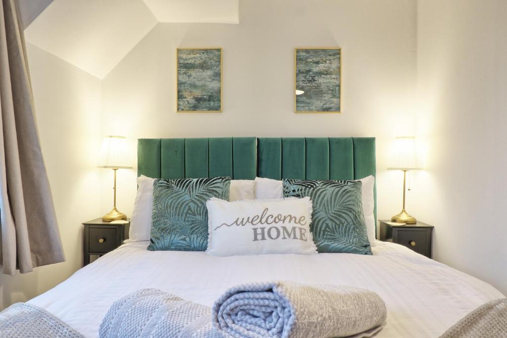 Basildon - 5 Bedrooms - 9 Beds - Sleeps 9 Guests - Long Term Stays - Business - Contractors - Families - Leisure, Nevendon