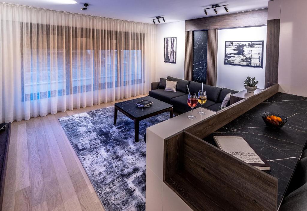 Prestige Luxury Suite - Prime Central Location - Private Garage Parking - 3