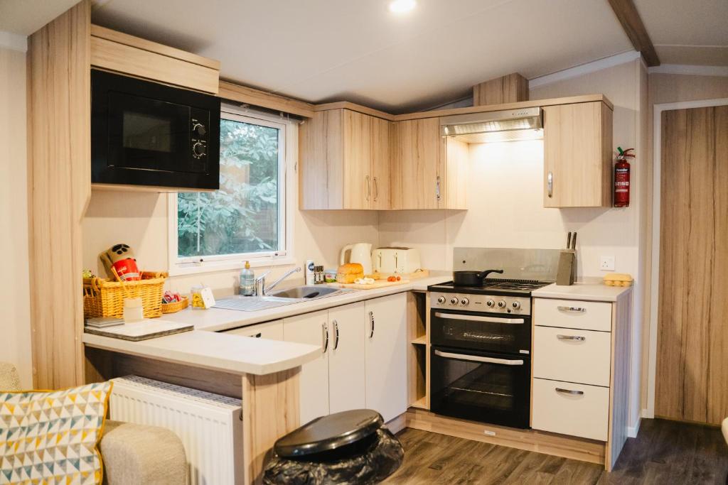 Beautiful 3bed Caravan on Windermere - on White Cross Bay Holiday Park photo 8