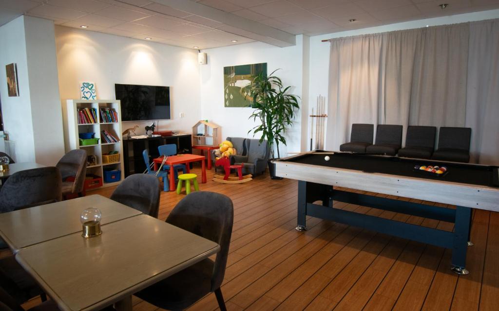 Shared lounge/TV area