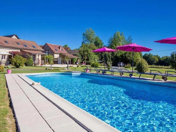 Swimming pool, Villas de Leypinas B&B in Lubersac