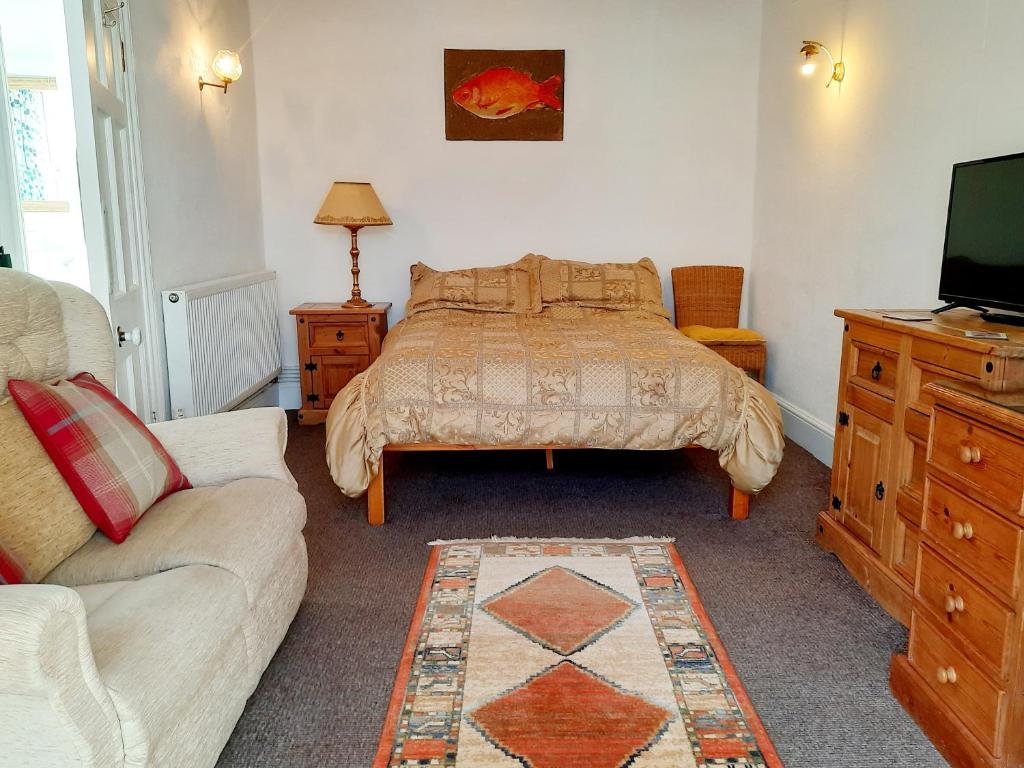 Double Ensuite with Bath, Sofa, Desk, Wardrobe, Wickwar