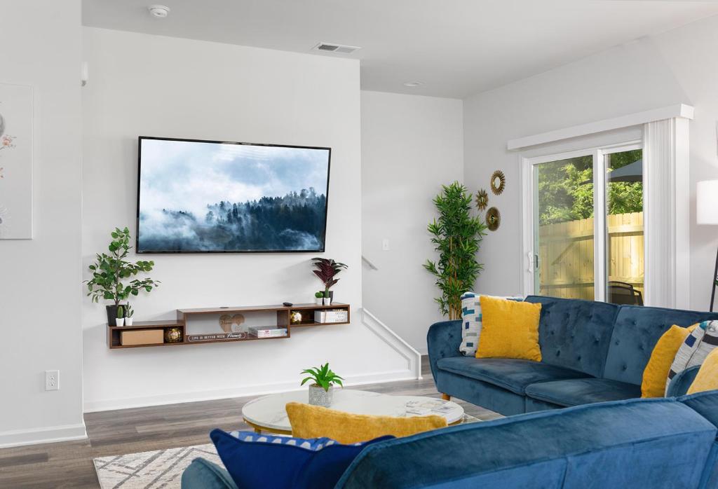 Fresh & Comfy Near Uptown with HotTub & Private Yard, Charlotte