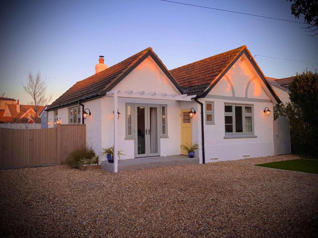 Charming Seaside Cottage - 5-Min Walk to Beach, East Wittering