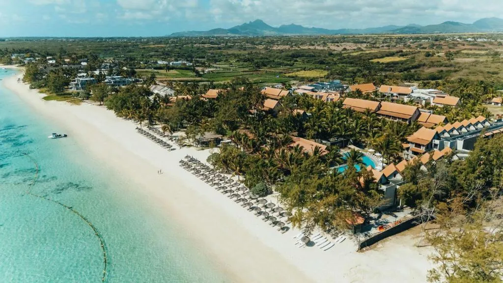 Crystals Beach Resort Belle Mare, a member of Radisson Individuals，位于贝尔马尔的酒店