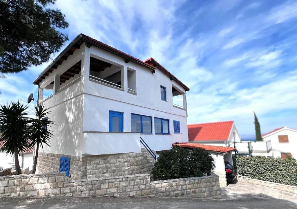 Spacious Apt with Panoramic Sea View, hotel in Stomorska