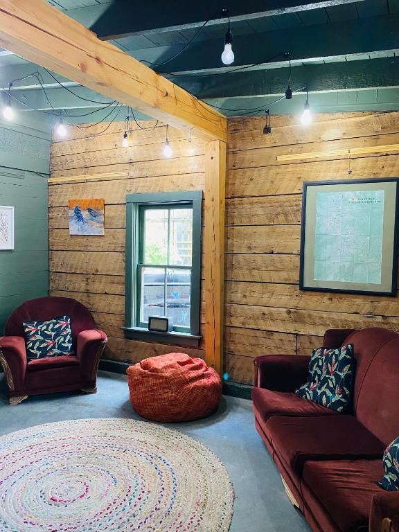 Shared lounge/TV area