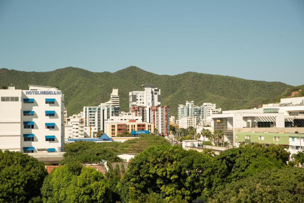 Cozy, well-located 3 bedroom Apartment, 5 min from Rodadero Beach, Free Parking - 1